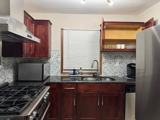 Sunnyside Rental-entire Vacation 3 Bedroom 2 Bathrooms 1 Kitchen