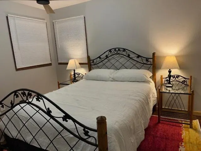 Sunnyside Rental-entire Vacation 3 Bedroom 2 Bathrooms 1 Kitchen McHenry